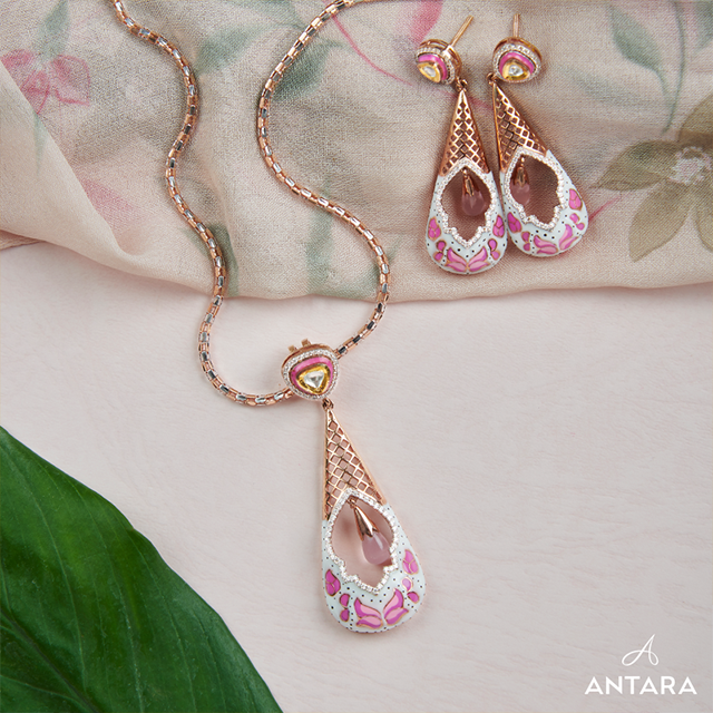 #GoldJewellerySet #WeddingJewellerySet #IndianJewellery #Goldjewellery #HallmarkedGold #Hallmarkedjewellery #BeautifulIndianJewellery #AntaraJewellery #GoldNecklace #Goldset #Dadar #Borivali #DiamondJewellery #DiamondSet #PendantSet